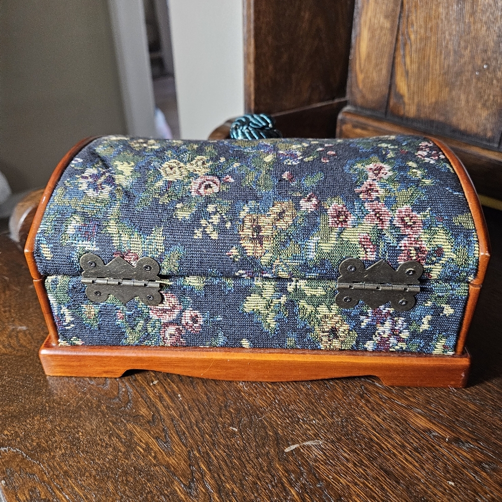 Beautiful Vintage Cross Stitch Floral Wood Tassel Jewlery Box. - Picture 6 of 14